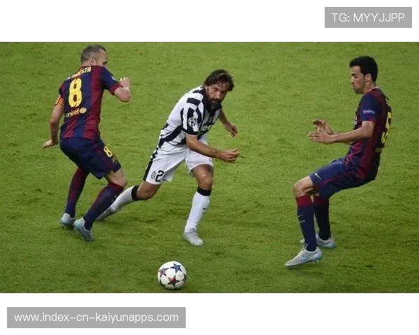 足球中场拦截后一脚长传破局